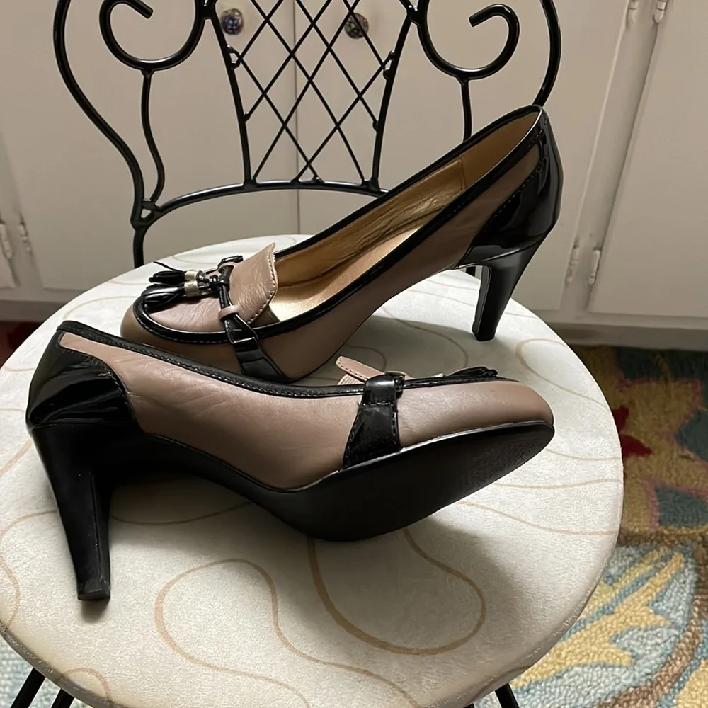 Joan & David Taupe & Black Leather/Patent Pumps - Picture 2 of 8